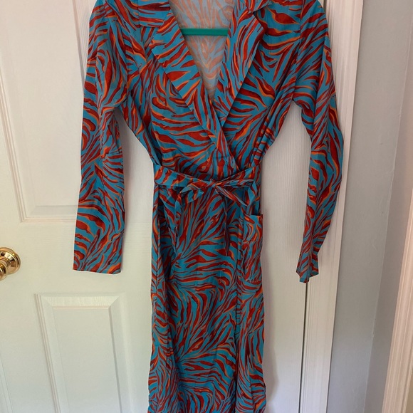 Beautiful print wrap dress! - Picture 2 of 2